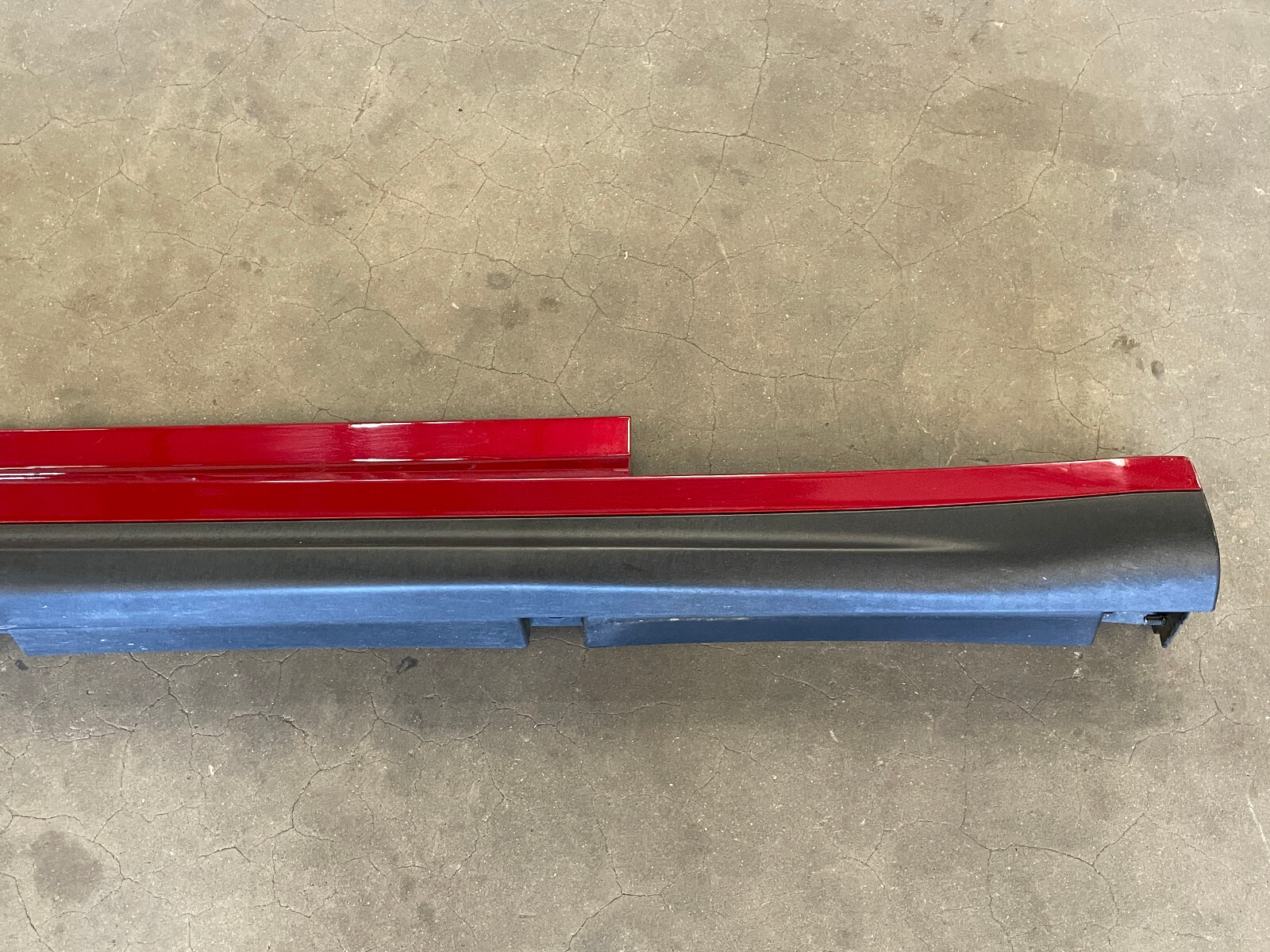 14-17 Maserati Ghibli S Right Side Skirt Rocker Panel Molding Trim Red 1504 OEM