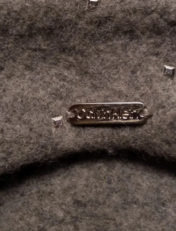 Boina ou chapéu tam metal cravejado prata cinza Calvin Klein etiqueta assinada tamanho único  - Imagem 3 de 4