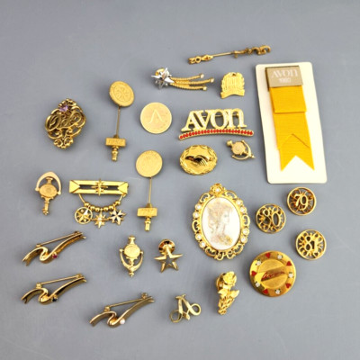 VINTAGE AVON Presidential Club Avon Awards Jewelry Lot Pins medals 79 ...
