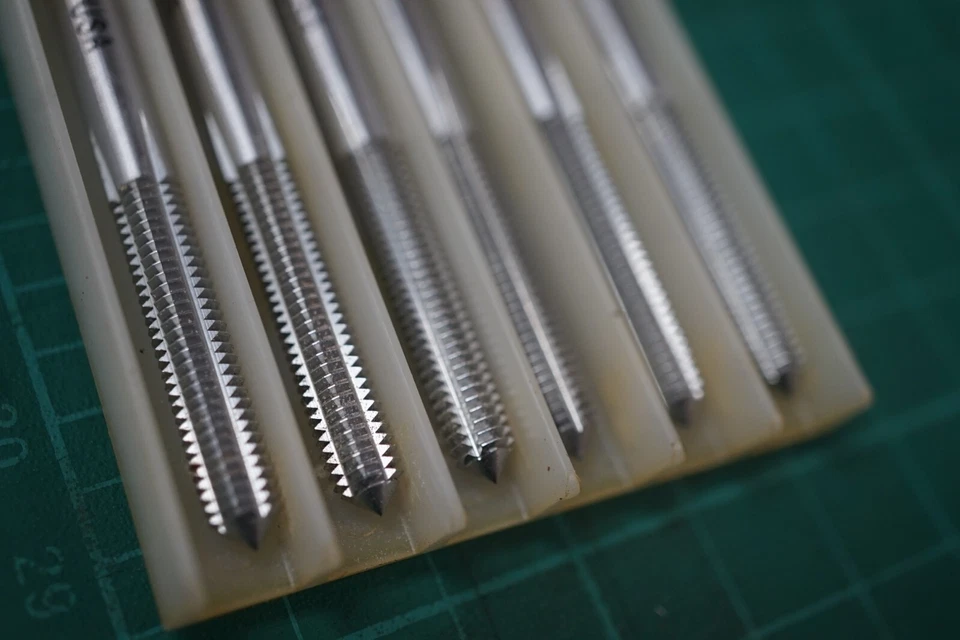 6 TRW 10-32 NF HS GH6 Roll Plug Taps - Image 2 of 4