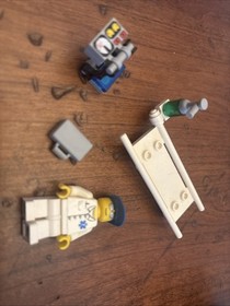 LEGO City: Ambulance (7890)Complete as shown w/Instructions No Box