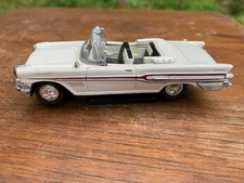 White 1957 Pontiac Bonneville Convertible Diecast Car 1:43 Scale New Ray Toys