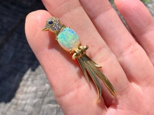 Broche prendedor de pájaro simulado ópalo corte ovalado de 2,00 quilates para mujer en acabado de oro amarillo de 14 quilates Foto 2 de 4