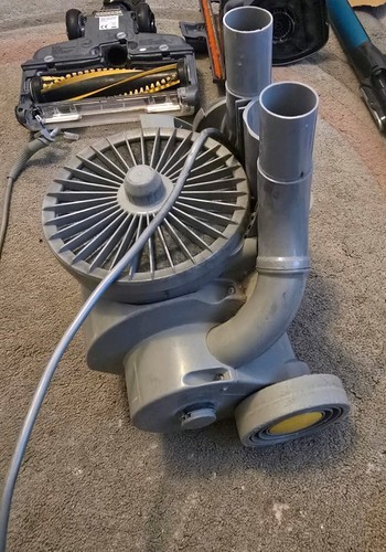 Dyson DC04 Kupplungsstaubsauger Teil - Hauptmotor im Gehäuse mit Rollen (funktioniert)