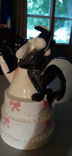 Warner Brothers Pepe Le Pew and Penelope Pussycat Wedding Cake Teapot - Picture 3 of 5