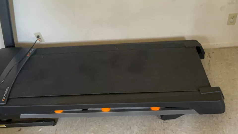 Cinta de correr NordicTrack c970 PRO, longitud: 6 pies, 10 pulgadas Ancho: 3 pies 1 pulgada Foto 2 de 4