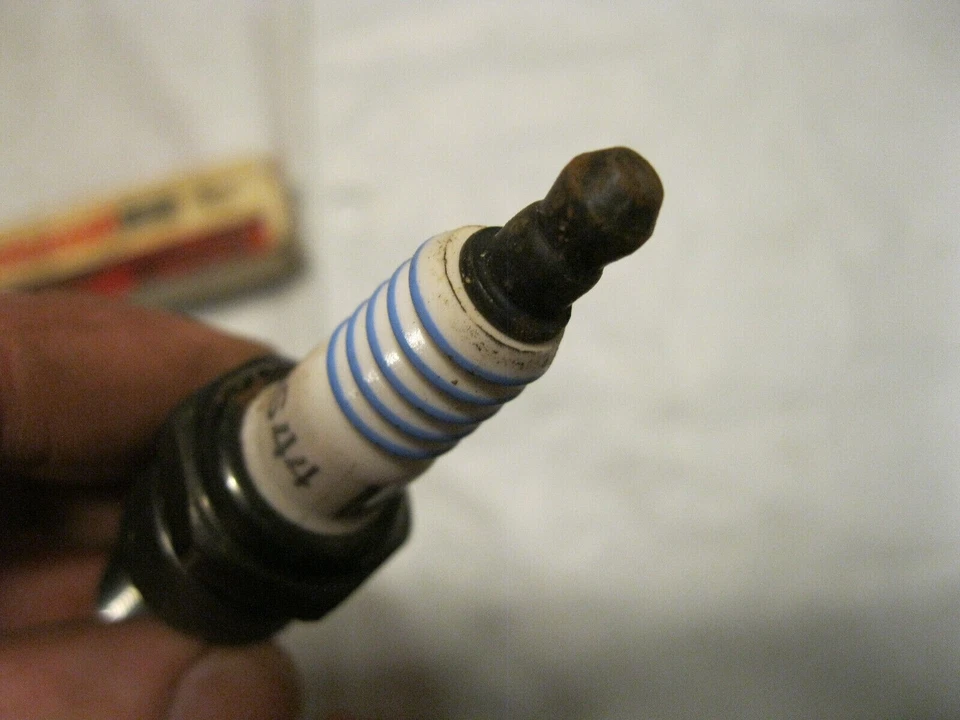 Spark Plug-Suppressor Plug Motorcraft AGS44 Foto 4 de 4