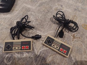 Working Nintendo Entertainment System and 2 OEM Controllers