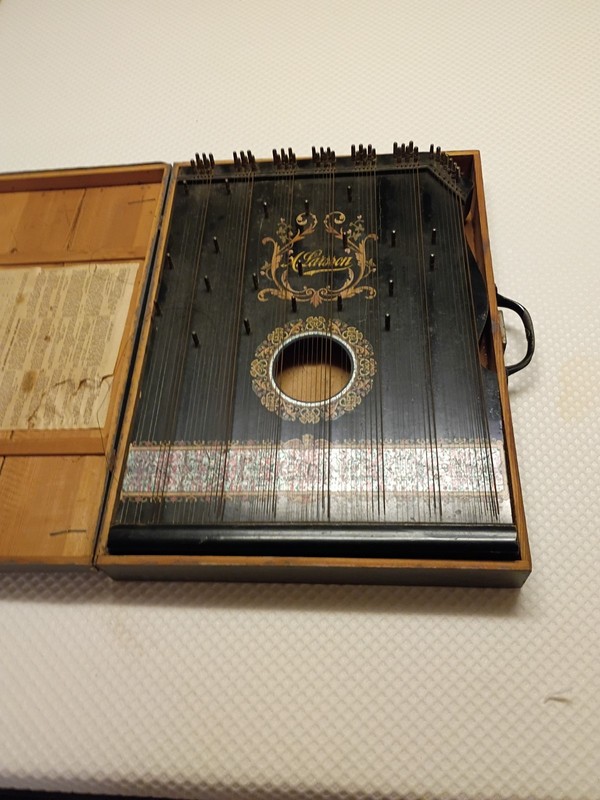 antique  A Larrson zither