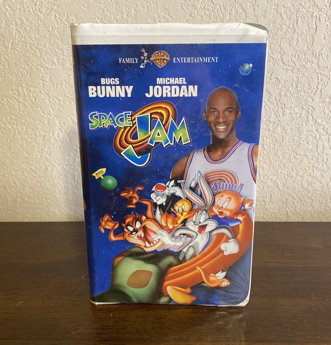Space Jam VHS Tape Movie With Coin Bugs Bunny Michael Jordan 1996