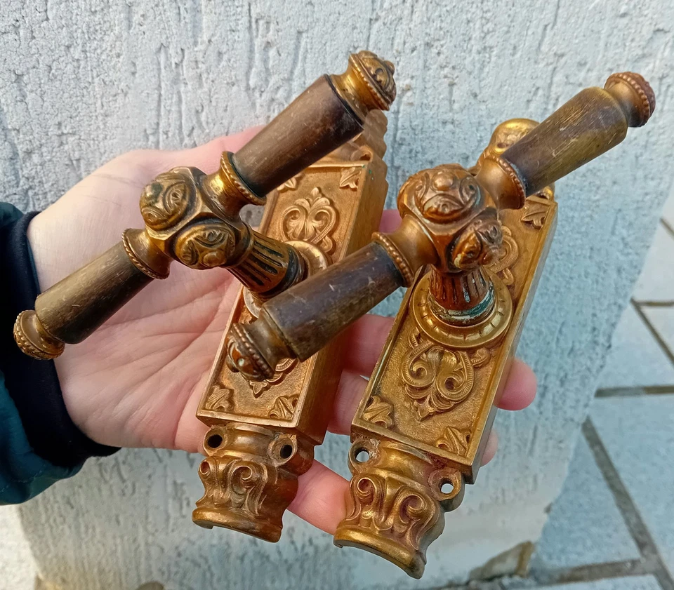 LOT de 2 CREMONES ANCIENNES / POIGNÉES FENÊTRE PORTE en BRONZE ou LAITON - Photo 4/4