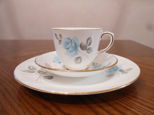 Vintage CROWN STAFFORDSHIRE Fine Bone China BLUE ROSES Trio Porzellan Set