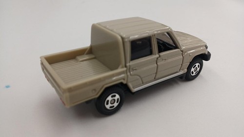 Takara Tomy Tomica Land Cruiser 70 Minicar - Picture 3 of 12