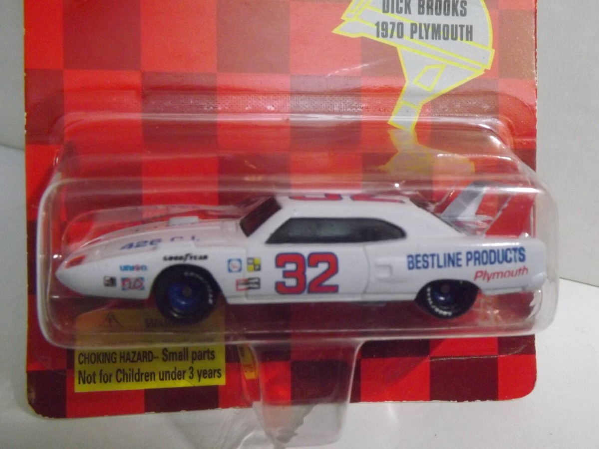 Racing Champions White 1970 Plymouth Superbird # 32 Dick Brooks 1