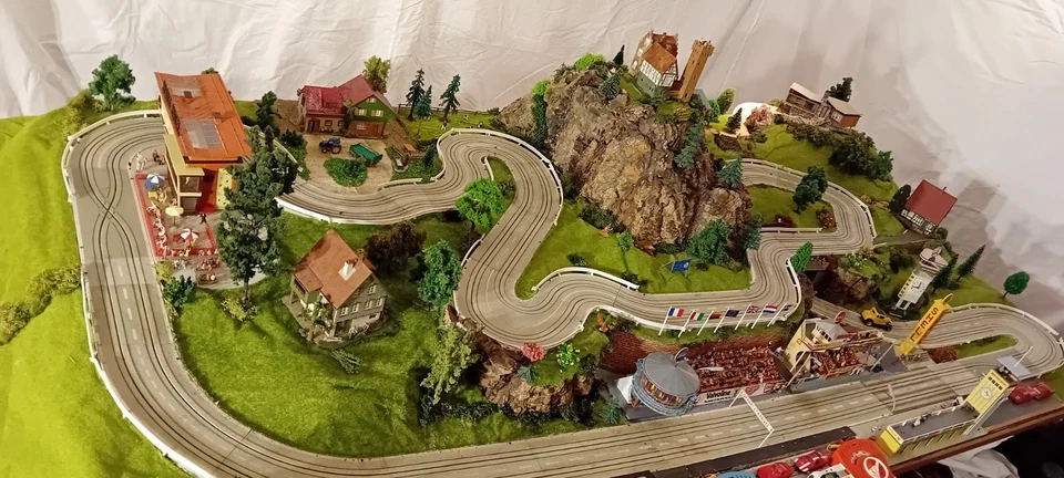 Faller AMS Autorennbahn auf Platte in Landschaft - Bild 2 von 4