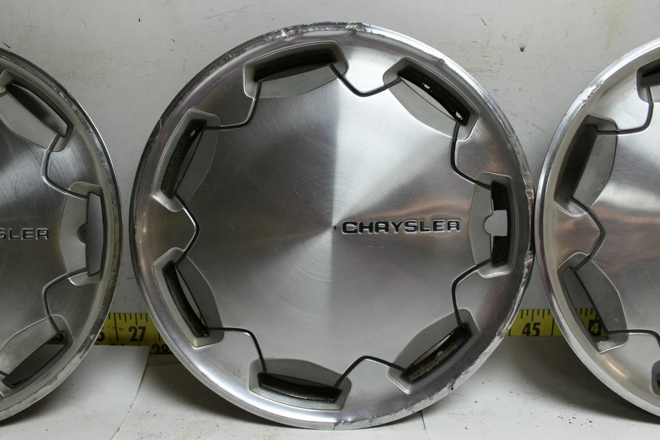 Tampas de cubo usadas OEM Mopar 14" tampas de roda 1985-1986 Chrysler LeBaron (3786) - Imagem 3 de 4