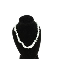 Steine Und Mineralien. Halskette Perlen Howlite Aus Den Usa Edelstahlkette.