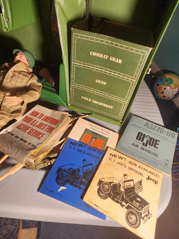 Huge Rare Vintage Gi Joe Jeep Case Action Figure Accessories Etc 1964