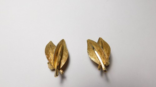 Pendientes de metal de doble hoja firmados BSK en tono dorado con clip - Imagen 2 de 5