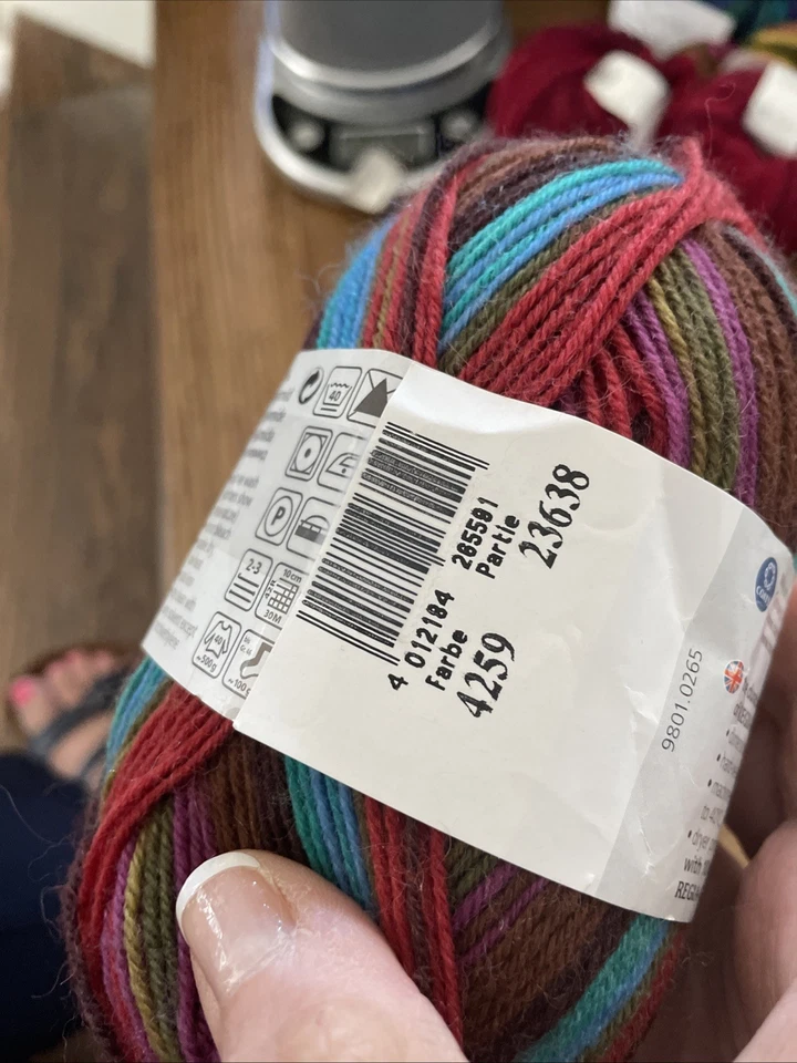 Calcetín Regia 4 Kaffe Fassett Design hilo lana/poliamida rojo azul verde 50 g 230 yardas Foto 4 de 4