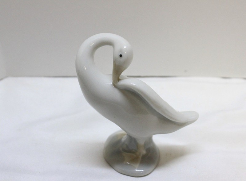Lladro Small Duck, Head to Wing, Porcelain Figurine