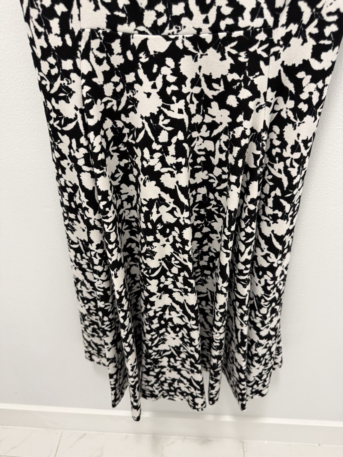 Calvin Klein Black & Cream Floral Sleeveless A-Line Knee Length Dress Size 4 NWT thumbnail 4