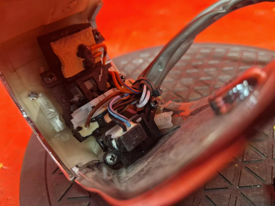 VESPA ELETTRICA INTERRUPTOR LATERAL DERECHO ENGRANAJE 2023 Foto 2 de 4