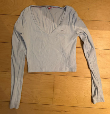 Tommy Jeans Damen Shirt Langarm hellblau Ripp V-Ausschnitt Logo, Größe XS