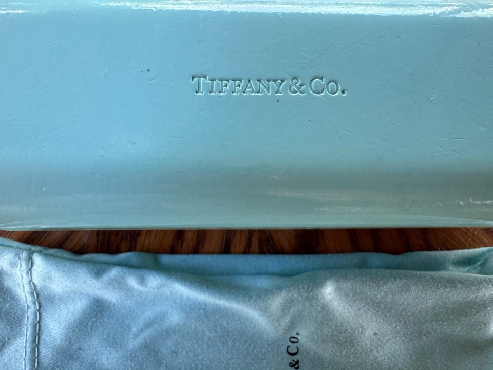 Estuche para gafas de sol y bolsa antipolvo TIFFANY & CO. Turquesa con almeja dura Foto 4 de 4