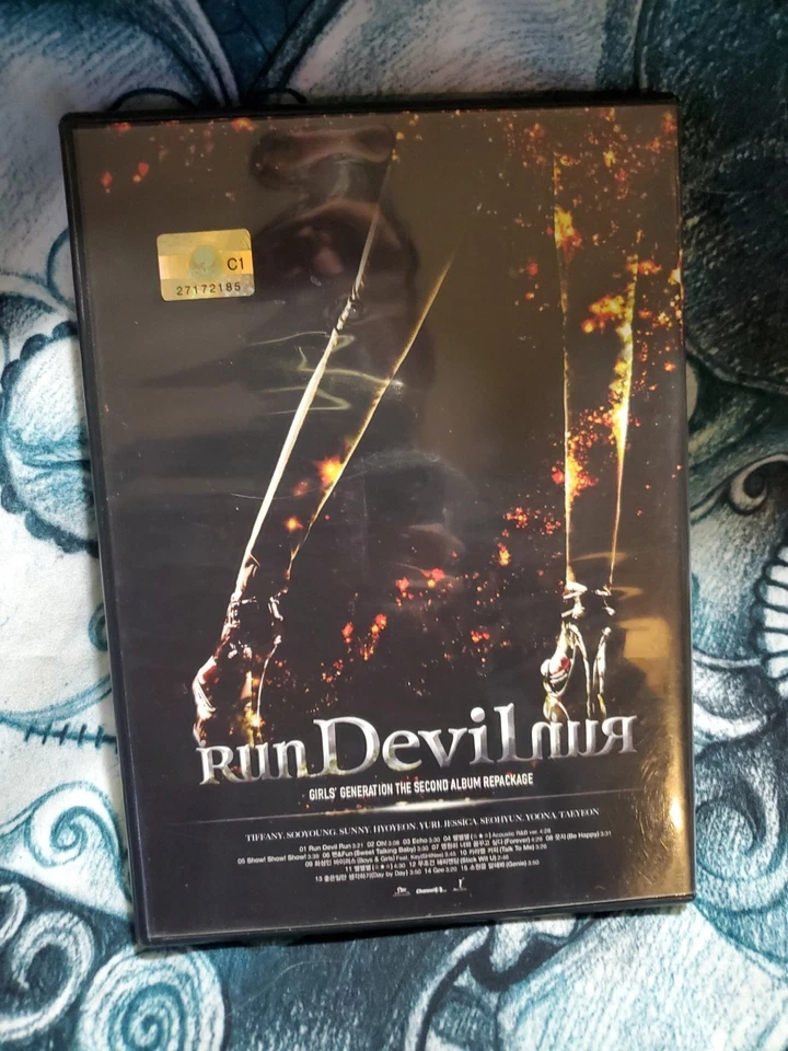 SNSD Girls' Generation Run Devil Run Repackage CD + PHOTOBOOK K-POP - Image 2 of 4