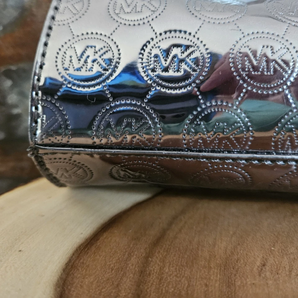 Bolso sin asas Michael Kors metálico plateado estampado de monograma y cremallera superior maquillaje ¡LINDO! Foto 4 de 4