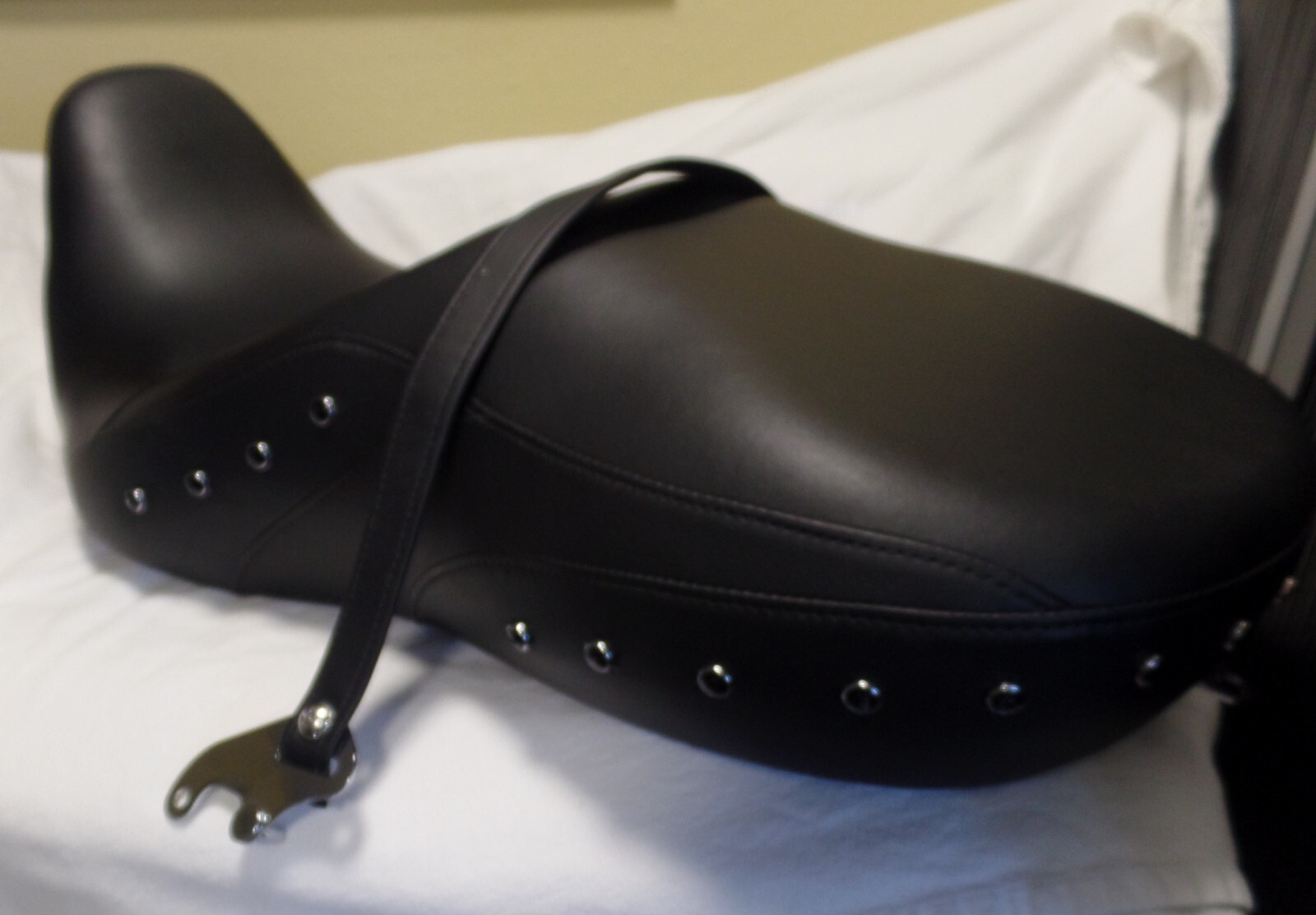 HARLEY DAVIDSON OEM P52000038 ROAD KING STUDDED TOURING STOCK