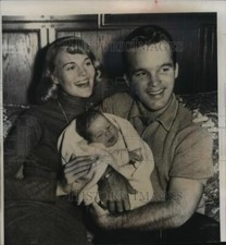 1960 Press Photo David Lindsay Crosby Poses With Parents Lindsay and Barbara