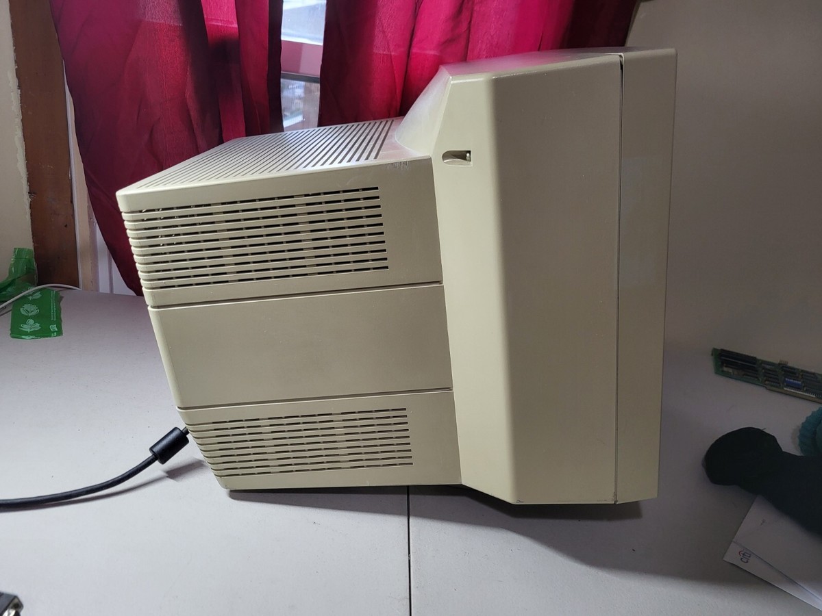 Mitsubishi Diamondtron RD17V CRT VGA Monitor VG Shape Works Free