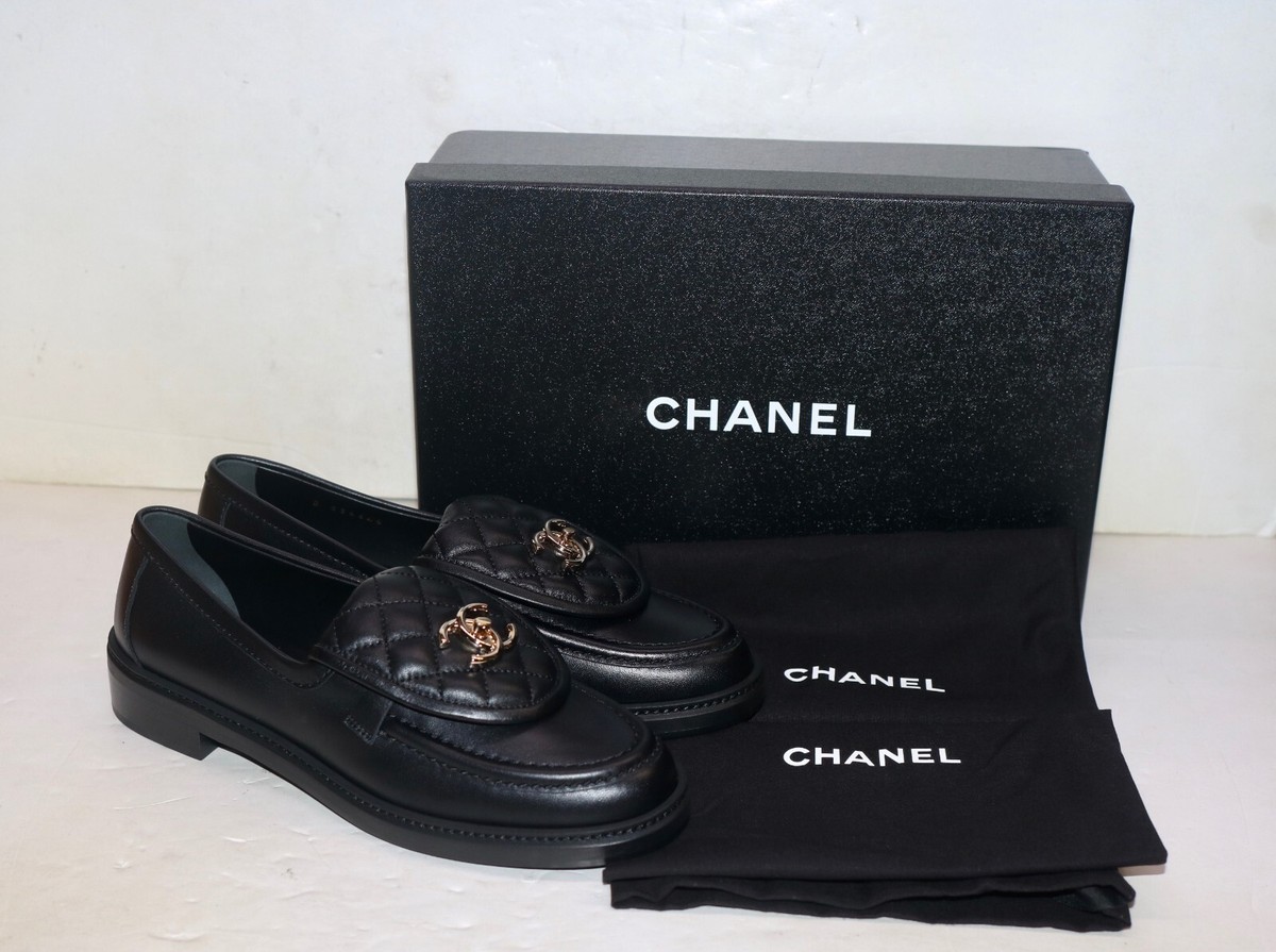 COCO CHANEL　黒パンプス CHANEL Black Quilted Flap Turnlock CC Logo Mule Slip On Flat