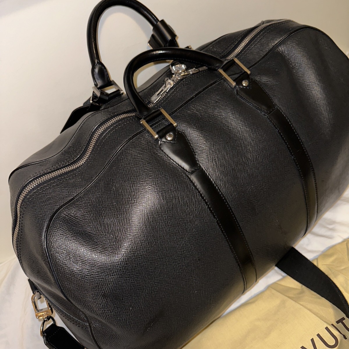 The essential Louis Vuitton Kendall travel bag 48cm in black taiga  leather, ref.434186 - Joli Closet