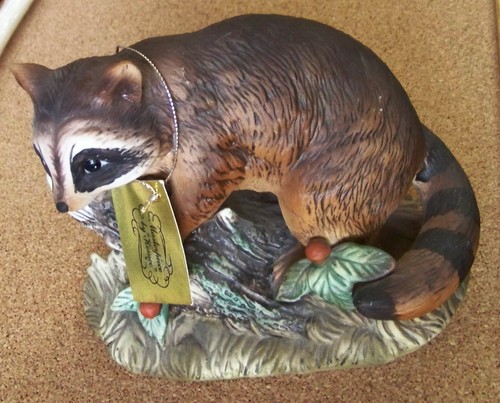Masterpiece by Homco Raccoon on log hand painted porcelain #1247  6.5"x5.25"x4"