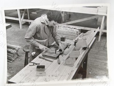 Frau Arbeiter Fabrik Werkstatt Montage Holzbearbeitung Charles E. Brown London 1940er