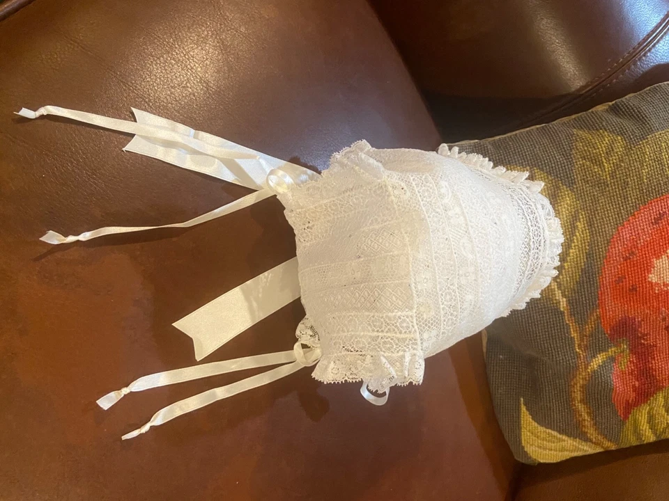 Gorro bebé encaje hecho a mano  Foto 3 de 4