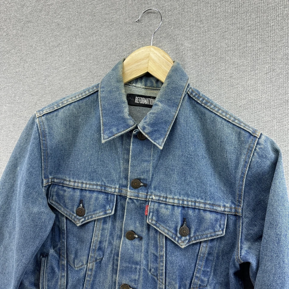 Chaqueta Reformation X Levi's para mujer XS denim desteñida camionero bordada vintage Foto 2 de 4