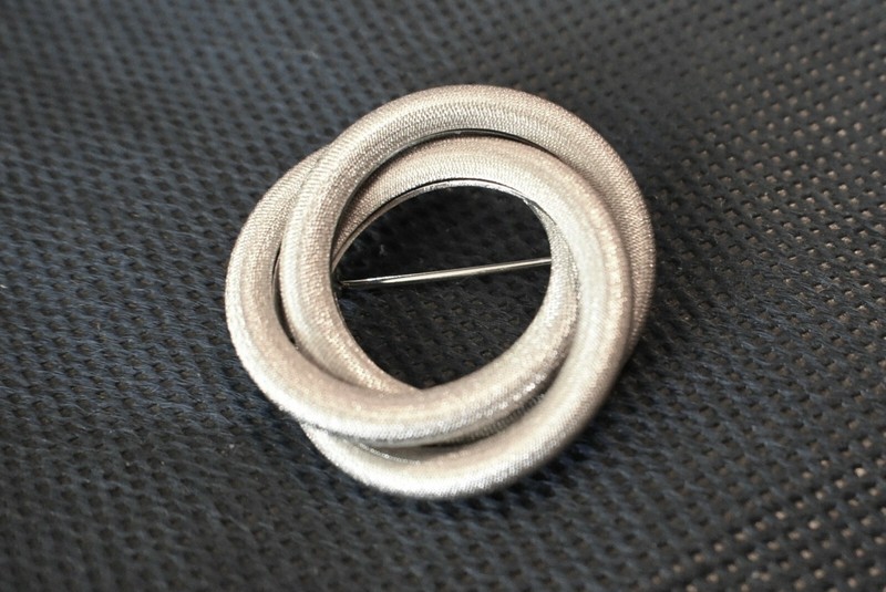 VINTAGE 1965 COVENTRY SARAH'S CIRCLE SATIN SILVER TONE SCARF PIN BROOCH - 1 3/8"