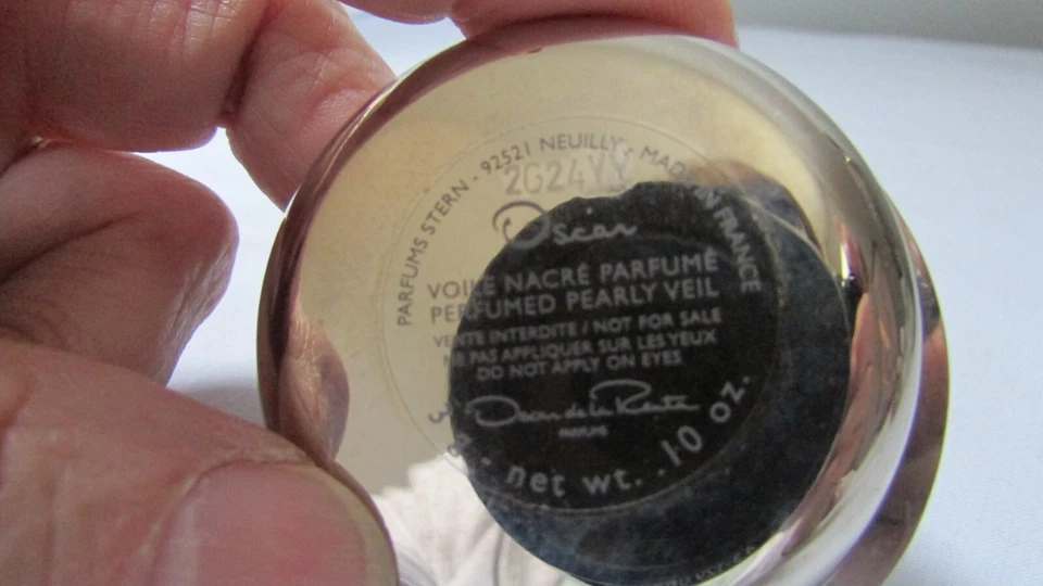 Oscar de la Renta Perfumado Velo Perlado Violeta Nácar Perfume .10oz Sólido Foto 3 de 3