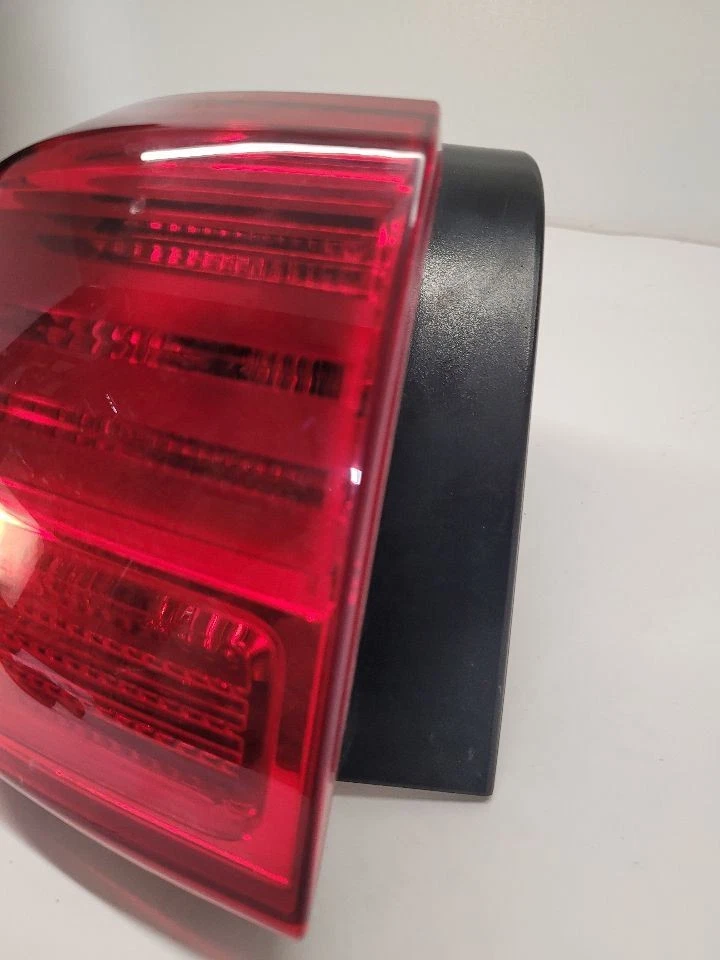 16-18 KIA SEDONA LH Driver Tail Light Quarter Panel Mounted 2015066 - Image 3 of 4