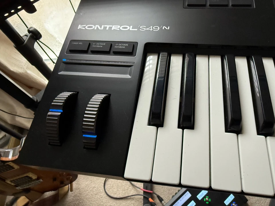Native Instruments KOMPLETE KONTROL S49 MK3 - VGC  incudes Decksaver - Image 3 of 4