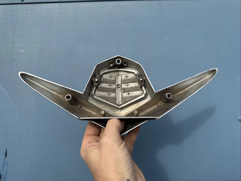 ✨ Granero Find ✨ Dodge Coronet 1955 personalizado Royal Lancer V8 maletero medallón nuevo de stock Foto 2 de 4