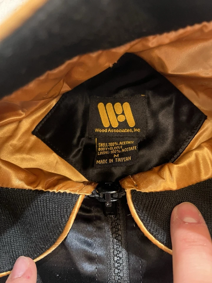 Jaqueta Bombardeiro Vintage Luxor Las Vegas Cetim Preto Logotipo Bordado Dourado M - Imagem 3 de 4