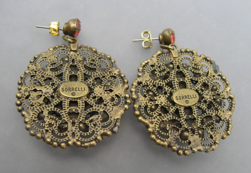 Pendientes colgantes de latón con estrás de cristal rosa iridiscente firmados por Sorrelli Foto 4 de 4