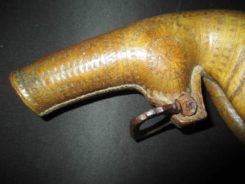 ancienne poire à poudre en cuir moulé ciselé et fer forgé artisanat colonial XIX - Picture 3 of 11