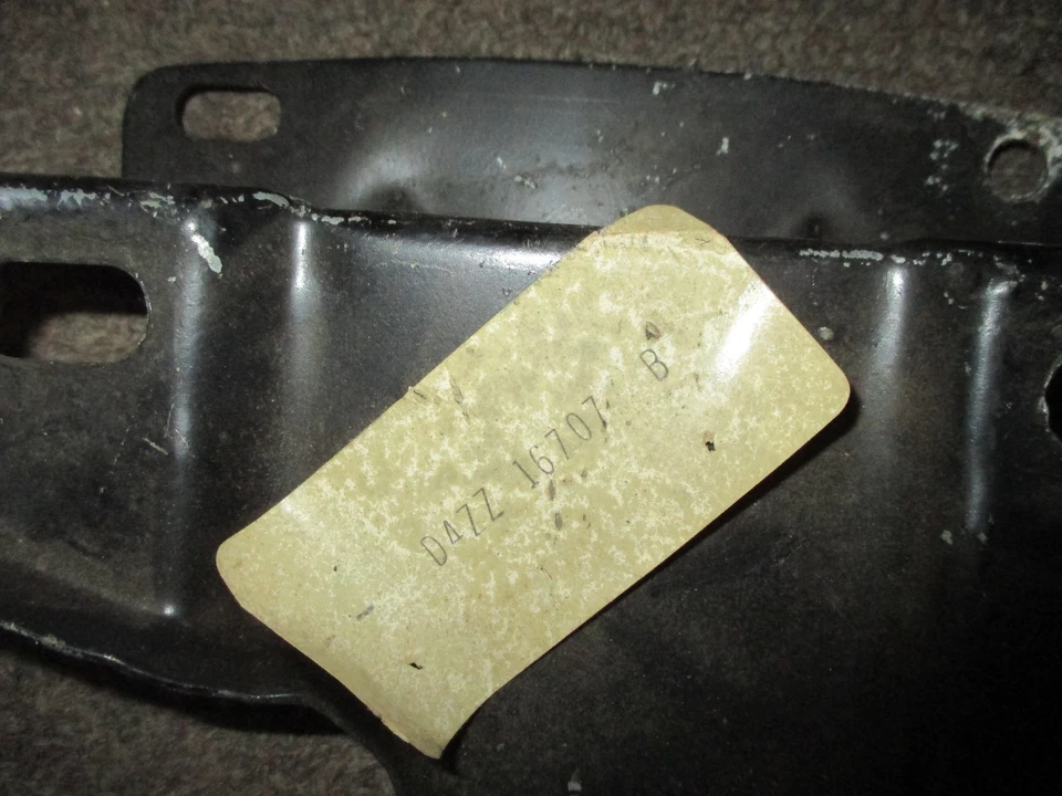 NOS 1974 FORD MUSTANG II HOOD LATCH SUPPORT BRACKET - Imagem 3 de 3