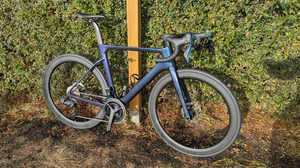 Neu Carbon Rennrad mit Elektrischer Schaltung, Carbon Laufräder, Hydr. Bremse
